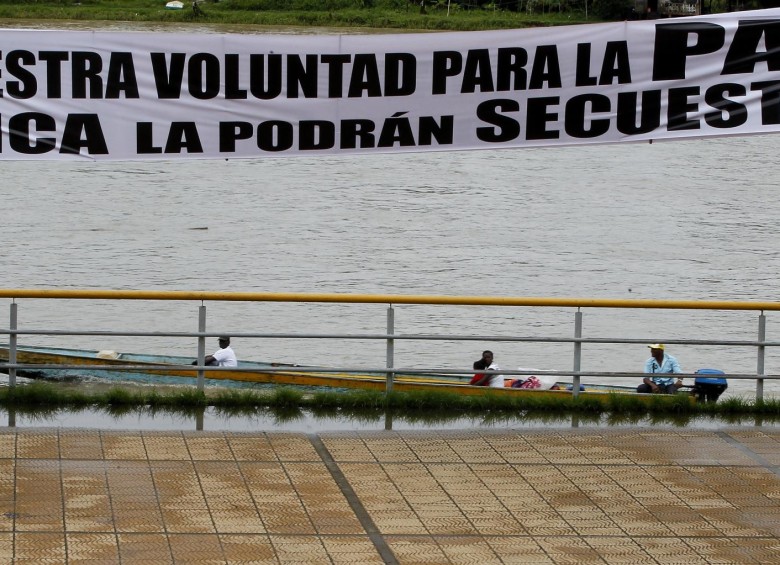 Luego del secuestro del general Alzate, los habitantes de Chocó ubicaron esta pancarta en el malecón del río Atrato, en Quibdó. Con este mensaje rechazaron el secuestro, mostraron su voluntad de paz y apoyo a los diálogos en La Habana, Cuba. FOTO jaime pérez