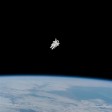 El astronauta Bruce McCandless II hizo la primera caminata espacial sin ataduras el 7 de febrero de 1984, un vuelo libre utilizando una Unidad de Maniobra Tripulada. FOTO Nasa