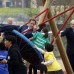 Reuters - El pr&#237;ncipe Enrique juega con los ni&#241;os durante una visita del Queen Elizabeth Olympic Park.