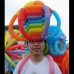 AFP - Un participante lleva un sombrero del globo durante el desfile anual gay en Taipei, China.