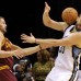 AP - Marc Gasol es golpeado con la pelota en el partido contra los Cavaliers de Cleveland durante un partido de temporada de la NBA.