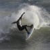 Reuters - En gales, Reino Unido, este surfista aprovecha las olas.