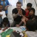 AP - David Beckham interact&#250;a con peque&#241;os sobrevivientes del tif&#243;n Haiyan durante su visita a Filipinas.