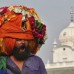Reuters - Un guerrero sikh, bosteza mientras lleva puesto un turbante durante una procesi&#243;n religiosa con motivo del Bandi Chhorh Divas en la ciudad Amritsar, India.