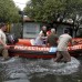 Reuters - Miembros del Servicio de Guardacostas de Argentina ayudan a dos mujeres a salir de su residencia en medio de las inundaciones, despu&#233;s de las fuertes lluvias que afectaron gran parte de la ciudad de La Plata.