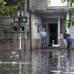 Reuters - Los residentes de La Plata, Argentina, tratan de limpiar la basura de una calle inundada luego de las fuertes lluvias.