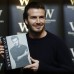 Reuters - David Beckham registra buenas ventas de su libro. Aqu&#237; en una firma de autografos en una librer&#237;a en Londres.