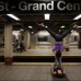 Reuters - Acro-yoga en plena plataforma del subterr&#225;neo de Nueva York.