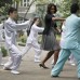 AP - Michelle Obama practica tai chi con estudiantes en China.