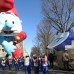 AP - El d&#237;a de Acci&#243;n de Gracias en E.U. comenz&#243; con la continuaci&#243;n de una tradici&#243;n, el desfile de los grandes almacenes Macy&#39;s, despu&#233;s de que los grandes globos pudieron marchar a pesar de la amenaza del viento. Carrozas, bandas de m&#250;sica y grupos de baile realizaron el recorrido. A pesar del fr&#237;o (unos 0 grados cent&#237;grados al inicio), m&#225;s de tres millones de personas presenciaron el desfile.