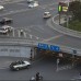 AP - 29 de mayo 2014. Un auto lleno de polic&#237;as cruza por el mismo puente en Beijing.