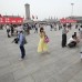 AP - 31 de mayo de 2014. Turistas chinos toman fotos con sus tel&#233;fonos inteligentes en la Plaza de Tiananmen. En los tableros electr&#243;nicos se leen palabras como prosperidad, democracia, civilizaci&#243;n, armon&#237;a, Justicia, Estado de derecho, Patriotismo, Dedicaci&#243;n profesional, integridad y amabilidad.
