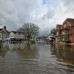 AFP - La Agencia del Medio Ambiente mantiene 16 alertas &quot;graves&quot; de inundaciones -con riesgo para la vida-, de las que dos corresponden al suroeste de Inglaterra y el resto al &#225;rea del T&#225;mesis.