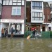 AFP - Las zonas m&#225;s castigadas por el mal tiempo son las del suroeste de Inglaterra, donde cientos de familias se han visto obligadas a abandonar sus casas, si bien las inundaciones han alcanzado tambi&#233;n a condados pr&#243;ximos a Londres, por donde pasa el r&#237;o T&#225;mesis.