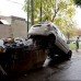 Reuters - As&#237; quedaron un coche y un contenedor de basura despu&#233;s de las fuertes lluvias que inundaron gran parte de la ciudad, en La Plata, Argentina.