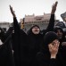 AFP - Mujeres de Bahrein lloran la muerte de Hussein Ahmed Sharaf, un hombre de Bahr&#233;in que se encontraba en la clandestinidad luego de haber sido condenado a cadena perpetua. El hombre muri&#243; en una explosi&#243;n en su casa hace dos d&#237;as.