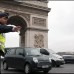 Reuters - Los policias en Francia controlan la circulaci&#243;n de autos luego de que por la alta contaminaci&#243;n el gobierno prohibiera que los veh&#237;culos terminados en par, por ejemplo, circulen los lunes.