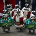 Reuters - Disfrazados los ping&#252;inos durante un acto promocional de la Navidad en un parque de atracciones en Yongin, en Se&#250;l, Corea del Sur.