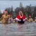 Reuters - Los ba&#241;os de la navidad son tambi&#233;n comunes en Alemania, este en Berl&#237;n, en el lago Orankesee.