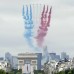 AFP - Uno de los momentos m&#225;s espectaculares del acto fue el ofrecido por los 54 aviones militares, como cazas Rafale y Mirage 2000 y Super &#201;tendard o naves de transporte como el A400M, que dibujaron en el cielo de Par&#237;s una estela roja, blanca y azul, alusi&#243;n a los colores de la bandera francesa.