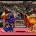 Reuters - Monjes vestidos de personajes budismo tibetano asisten a una ceremonia religiosa, conocida como Da Gui para celebrar el pr&#243;ximo A&#241;o Nuevo Tibetano, que comienza el 1 de marzo en Beijing.