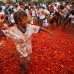 Reuters - La fiesta, que se hace en el municipio de Sutamarch&#225;n, es un homenaje al campesino cultivador de tomate. &quot;Es una fiesta con respeto y a tomatazo limpio&quot;, dijo Miguel Rodr&#237;guez, alcalde del lugar.