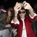 AP - El cantante Justin Bieber ayuda a una fan&#225;tica a tomarse una foto selfie en pleno estreno de su pel&#237;cula en Los &#193;ngeles.