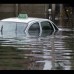 AP - Un taxi se sumerge en las aguas de la provincia de La Plata, en Argentina, las aguas inundaron las calles.