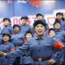 Reuters - No son soldados, son trabajadoras ya retiradas vestidas as&#237; para el espect&#225;culo que celebra el aniversario de nacimiento 120 del presidente Mao Zedong.