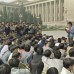 AP - 18 de abril de 1989. Un l&#237;der estudiantil chino lee un pliego de peticiones a los estudiantes que intervienen en un plant&#243;n frente al Gran Palacio del Pueblo en Beijing.