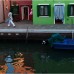 AFP - Burano es una de las islas del archipi&#233;lago de la Laguna Veneciana, conocida por sus peque&#241;as casas, pintadas de vivos colores, que siguen un sistema espec&#237;fico procedente de la &#233;poca dorada de su desarrollo. Quienes deseen pintar una vivienda, deben esperar a que el gobierno local les defina los colores permitidos para ese lote. Una leyenda dice que los colores de las casas serv&#237;an a los marineros como gu&#237;as para llegar a ellas en d&#237;as de niebla.
