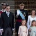 AFP - Luego de la ceremonia, la familia real y el presidente Mariano Rajoy saludaron a quienes esperaban fuera del recinto.