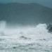 Reuters - El tif&#243;n Neoguri se ha debilitado desde su estado original como un supertif&#243;n, pero se manten&#237;a intenso, con r&#225;fagas de m&#225;s de 250 kil&#243;metros por hora. Neoguri avanzaba a trav&#233;s de la cadena insular de Okinawa, donde estaban en vigor advertencias de tormenta y alta mar.