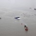 Reuters - Seg&#250;n un funcionario de la guardia costera en Jindo, las aguas donde el ferry se hundi&#243; tienen una de las corrientes m&#225;s fuertes de la costa surcoreana, lo que podr&#237;a impedir a los buzos por muchas horas ingresar a gran parte del barco sumergido.