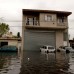 Reuters - Veh&#237;culos parcialmente sumergidos se ven despu&#233;s de las fuertes lluvias que inundaron gran parte de la ciudad de La Plata.