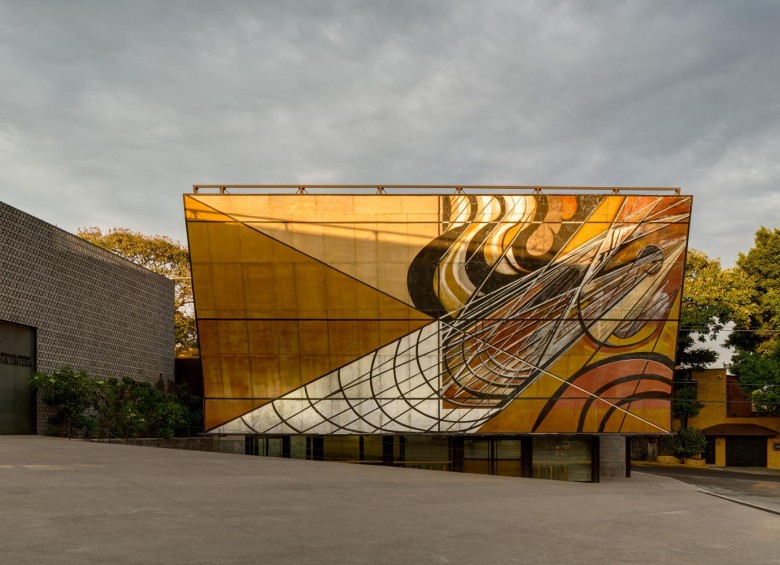La arquitecta mexicana Frida Escobedo. Abajo, su proyecto de La Tallera Siqueiros. FOTOs Cuauhtémoc García y Rafael Gamo 