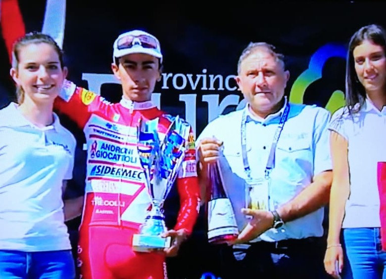 Iván Ramiro Sosa hizo doblete en Burgos, ganó la última etapa y celebró como campeón. FOTO CORTESÍA VUELTA A BURGOS 