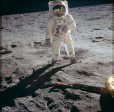 El astronauta Edwin E. “Buzz” Aldrin Jr. camina sobre la superficie de la Luna cerca de la pata del módulo lunar (LM) “Eagle” durante la actividad extravehicular de Apolo 11 (EVA) el 20 de julio de 1969. FOTO Nasa / Reuters