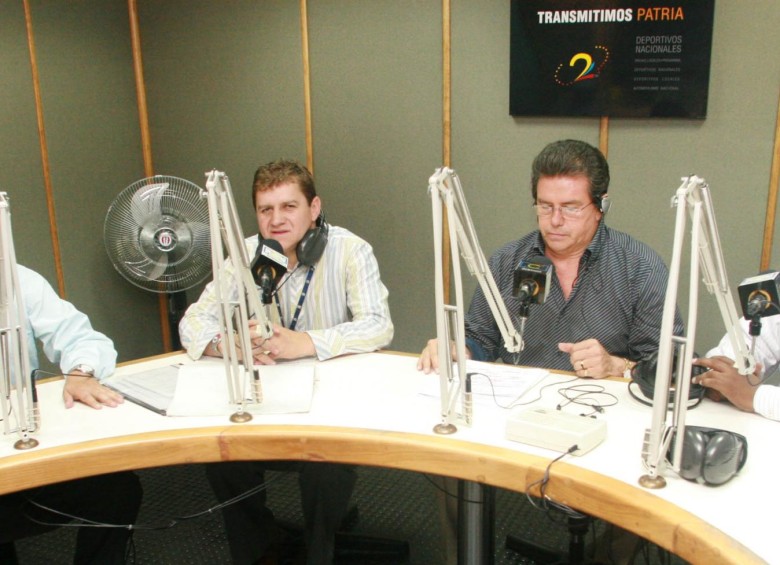 Norberto Papo Díaz (camisa oscura) con sus compañeros de Antena 2. FOTO ARCHIVO