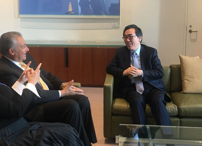 El vicepresidente Óscar Naranjo, se reunió con Cho Tae-Yul. A la izquierda la embajadora María Emma Mejía. FOTO Cortesía