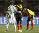 Messi trata de consolar a Carlos Sánchez. FOTO AP