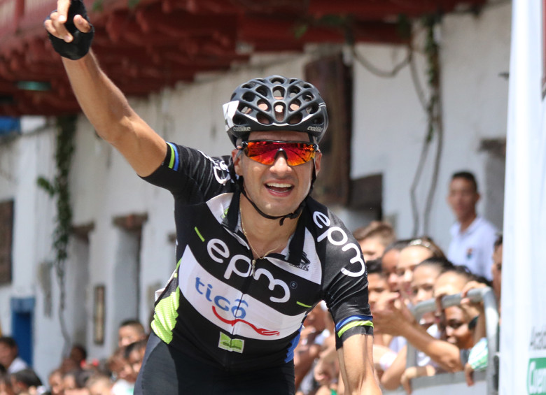 Juan Pablo Suárez festejó la primera victoria del EPM-Tigo-UNE, un equipo que cuenta con candidatos al título como Óscar Sevilla y Fabio Duarte. FOTO cortesía federación colombiana de ciclismo