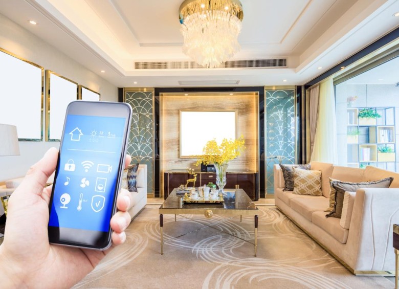 Casi todo en un hogar moderno, incluidos los electrodomésticos, termostatos y luces se puede conectar a internet y controlar de forma remota con un celular o un altavoz inteligente. FOTO Sstock