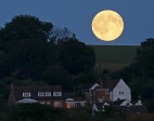 Se llama “luna azul” pero no se ve de ese color, sino en tonos grises, blancos o plateados, los que se aprecian normalmente en el satélite. Inglaterra. FOTO Reuters