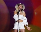 Miley Cirus lució muy country al cantar su nueva canción Malibú. FOTO Reuters