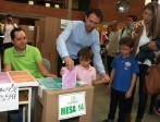 Federico Gutiérrez, alcalde electo de Medellín acudió a las urnas en compañía de su familia. FOTO Julio César Herrera