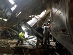 El tren se impactó a la hora de mayor tránsito y causó daños severos en la estación. Testigos reportan a los medios de comunicación heridos y gente atrapada bajo concreto. FOTO AFP