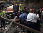 El tren, que después del choque se detuvo en el interior de un área techada de la plataforma, desplomó una estructura de metal que cubría el zona. FOTO AFP