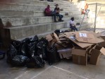 Tarjetones y urnas electorales listas para la basura tras el cierre de urnas. FOTO JULIO CÉSAR HERRERA