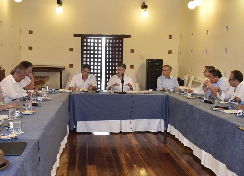 Antes del anuncio, el presidente Juan Manuel Santos se reunió en Cartagena con la delegación y dio instrucciones para tratar de mantener el cese el fuego bilateral. FOTO Cortesía Colprensa